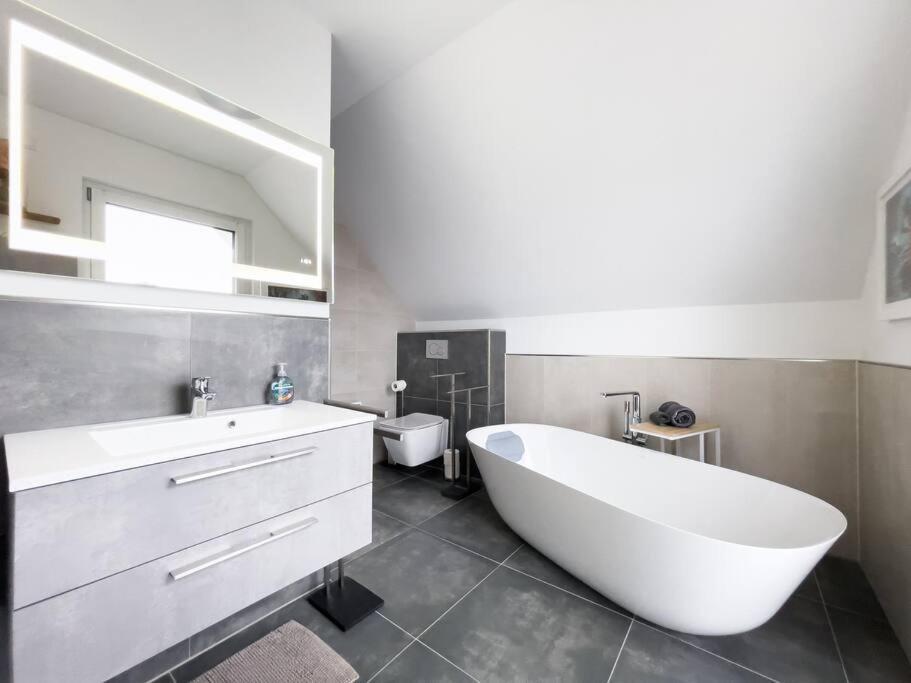 Villa Dreamy Vibes mit Privatem Pool&Rheinblick Niederkassel Exterior foto